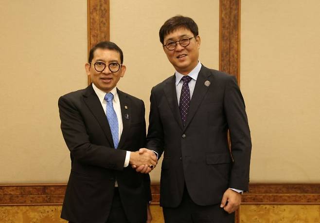 최휘영 문화체육관광부 장관이 27일 'APEC 문화산업고위급대화'가 열리고 있는 경북 경주 힐튼호텔에서 파들리 존 인도네시아 문화부 장관과 양자회담을 마치고 기념촬영을 하고 있다.   [사진 제공= 문화체육관광부]
