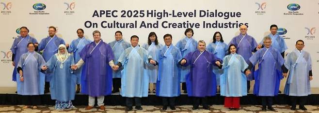 아시아태평양경제공동체(APEC) 2025 문화산업고위급대화 참석자들이 27일 경상북도 경주 힐튼호텔에서 본회의를 마친 뒤 한복을 입고 기념사진을 찍고 있다. 문화체육관광부는 이번 회의에 APEC 21개 회원경제체 중 멕시코를 제외한 20개 경제체가 참석했다고 밝혔다.  [사진 제공= 문화체육관광부]