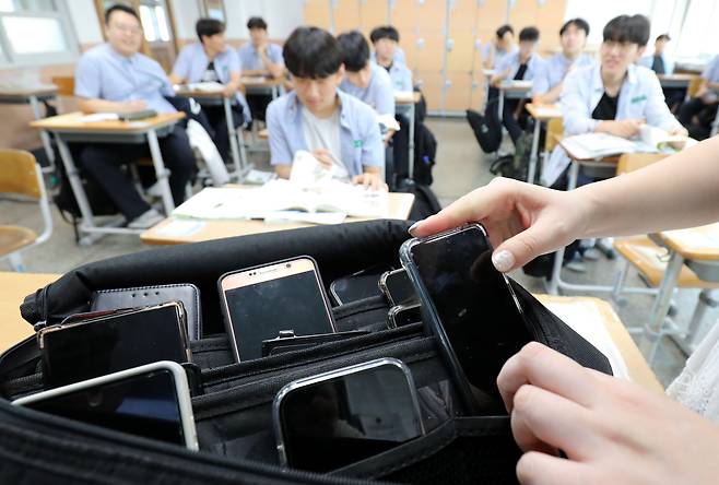 수업 중 스마트폰 사용을 금지하는 법안이 27일 국회 본회의를 통과했다