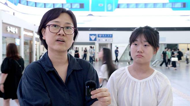 학부모 조영선 씨는 '청소년의 스마트폰 과의존이 걱정된다'며 법 개정을 환영한다는 입장을 전했다