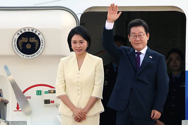 이재명 대통령과 부인 김혜경 여사가 일본·미국 정상과 순차 정상회담 참석을 위해 지난 23일 오전 경기도 성남 서울공항을 통해 출국하며 인사를 하고 있다. /뉴스1