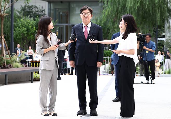 권성동 국민의힘 의원이 27일 오전 서울 종로구에 마련된 김건희 특검 사무실로 통일교 부정 청탁 의혹 관련 조사를 받기 위해 출석하며 취재진 질의에 답변하고 있다. /뉴스1