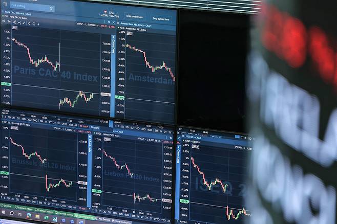 2025년 4월 파리 서쪽 라데팡스 상업지구 유로넥스트 거래소 건물 디지털 화면에 시장 지표가 표시되고 있다. /연합뉴스