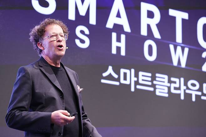 켄 골드버그(Ken Goldberg) UC버클리 산업공학과 교수 겸 AI 연구소 위원장이 27일 서울 중구 웨스틴조선호텔에서 열린 국내 최대 테크 콘퍼런스 ‘스마트클라우드쇼 2025'에서 기조연설을 하고 있다. / 조선비즈