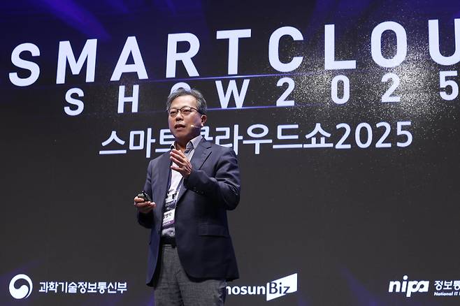 장병탁 서울대 AI연구원장이 27일 오전 서울 소공동 웨스틴조선호텔에서 열린 ‘스마트클라우드쇼 2025′에서 강연하고 있다./조선비즈