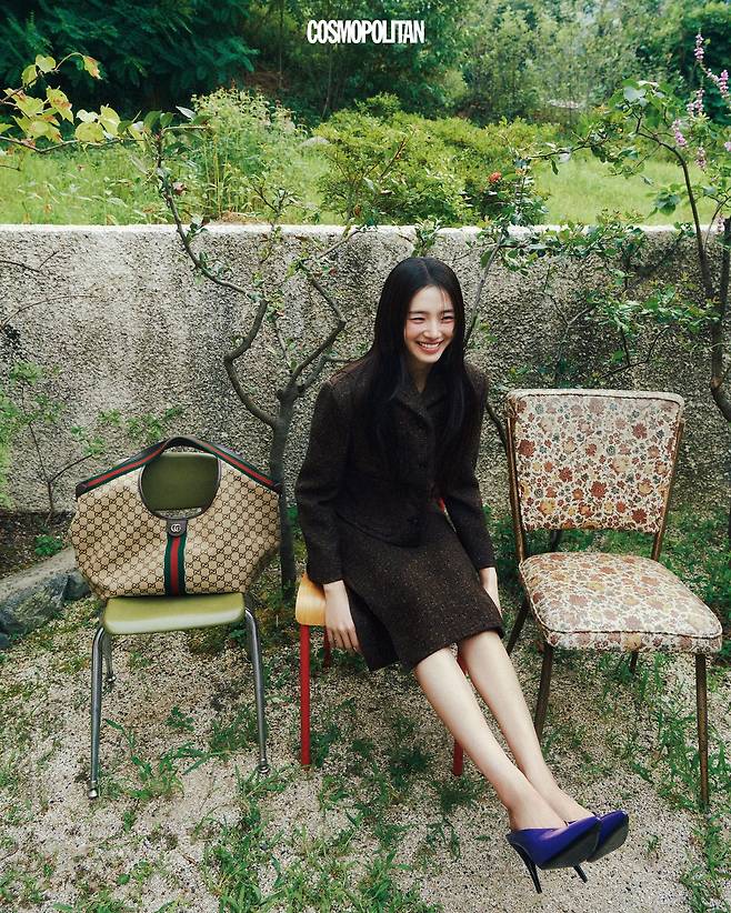 울 재킷 5백30만원, 펜슬 스커트 1백95만원, 구찌 질리오 GG캔버스 라지 토트백 5백50만원, 퍼플 펌프스 1백86만원 모두 Gucci.