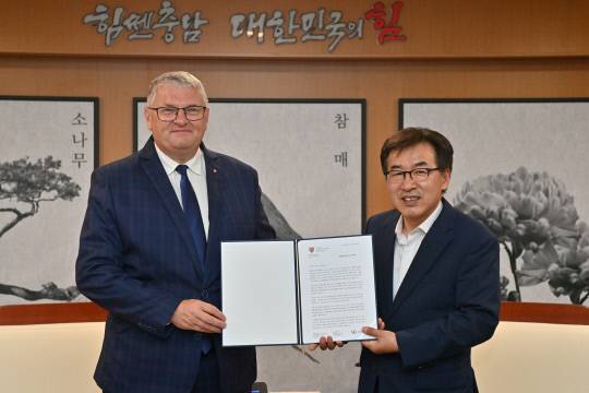 전형식 정무부지사는 27일 도청 외부접견실에서 크시슈토프 그라보프스키 비엘코폴스카주 부주지사를 접견했다. 충남도 제공