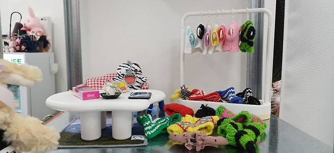 강릉의 한 소품샵에서 만난 인형 옷걸이. ⓒ데일리안 남가희 기자