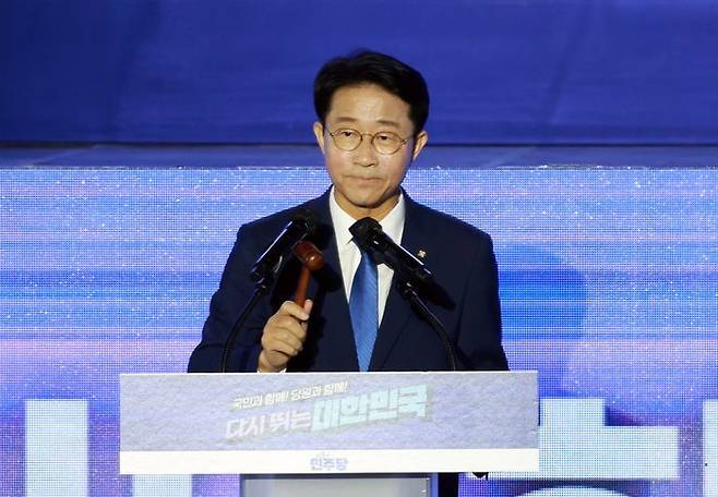 조정식 더불어민주당 전국당원회의 의장이 2일 경기 고양 킨텍스에서 열린 더불어민주당 제2차 임시전국당원대회에서 개회선언을 하고 있다. ⓒ뉴시스