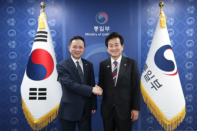 정동영 통일부 장관(오른쪽)이 27일 서울 종로구 정부서울청사에서 다이빙 주한중국대사를 접견하고 있다. ⓒ통일부