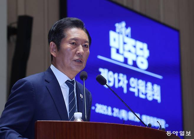 21일 오전 국회 본청에서 민주당 의원총회가 열렸다. 정청래 당대표는 “약속대로 추석 전 검찰청 폐지 기쁜 소식 전할 것” 이라며 전날 있었던 이재명 대통령과의 만찬 담화 내용을 밝혔다. 장승윤 기자 tomato99@donga.com