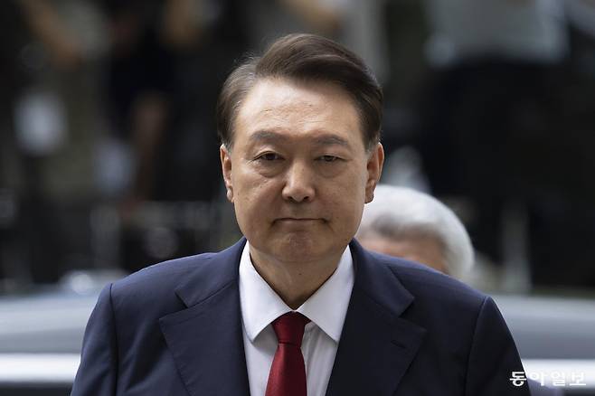 윤석열 전 대통령이 지난 9일 오후 구속 전 피의자 심문(영장실질심사)을 받기 위해 서울 서초구 서울중앙지방법원으로 들어서고 있다. 변영욱 기자 cut@donga.com