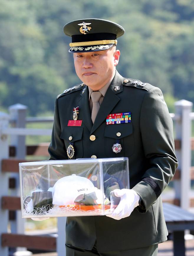 순직한 채모 상병의 직속 상관이었던 이용민 전 해병대 1사단 포병여단 포병7대대장(중령)이 지난해 6월 13일 오후 대전 유성구 국립대전현충원 채 상병의 묘역에 참배하기 위해 이동하고 있다. 뉴스1