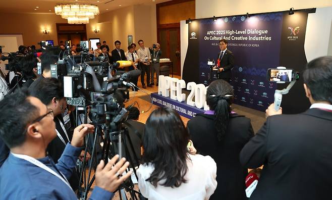 ‘APEC 문화산업고위급대화’ 본회의가 27일 경북 경주시 힐튼호텔에서 열린 가운데 최휘영 문화체육관광부 장관이 질문에 답하고 있다. 문화체육관광부 제공