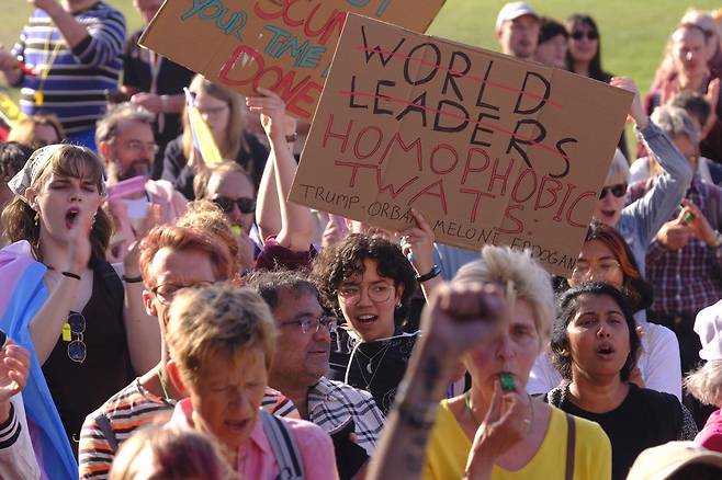 [헤이그=AP/뉴시스] 6월 24일(현지 시간) 네덜란드 헤이그에서 성소수자(LTGBQ) 단체 시위대가 북대서양조약기구(나토) 정상회의에 참석하는 도널드 트럼프 미국 대통령과 빅토르 오르반 헝가리 총리에 반대하며 이들을 “성소수자 혐오하는 멍청이”라고 지칭한 현수막을 들고 시위하고 있다.