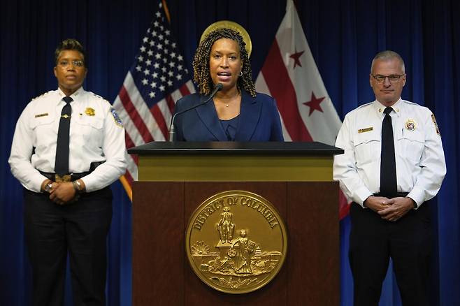 뮤리얼 바우저 미국 워싱턴시장(가운데)이 11일(현지 시간) 주 방위군을 워싱턴에 투입하겠다는 도널드 트럼프 미 대통령의 조치에 대해 기자회견을 하고 있다. 워싱턴=AP 뉴시스