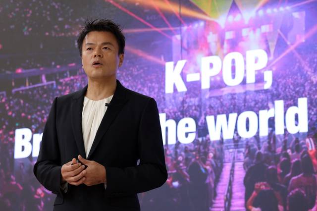 박진영 JYP엔터테인먼트 창의성총괄책임자(CCO)가 26일 경북 경주 우양미술관에서 열린 ‘2025 APEC 문화산업고위급대화 환영만찬 리셉션’에서 세계를 잇는 K-POP을 주제로 발표를 하고 있다. 문화체육관광부 제공