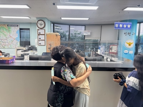 부산에서 스리랑카 유학생이 잃어버린 등록금 봉투를 찾아준 시민.  [부산 남부경찰서 제공]