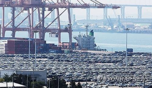 무역항 수출 대기 중인 자동차. [연합뉴스 제공]