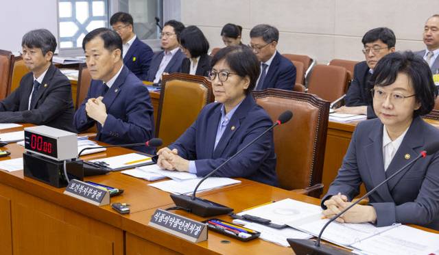 정은경 보건복지부 장관이 27일 국회 보건복지부 전체 회의에 출석해 의원들의 법안 심사를 지켜보고 있다. (맨 오른쪽부터) 오유경 식약처장, 정은경 장관, 이형훈 복지부 2차관, 임승관 질병청장. [연합뉴스]