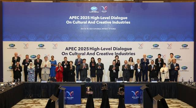 27일 경북 경주 힐튼 호텔에서 열린 APEC 2025 문화산업고위급대화 참가자들이 기념촬영하고 있다. 문화체육관광부 제공