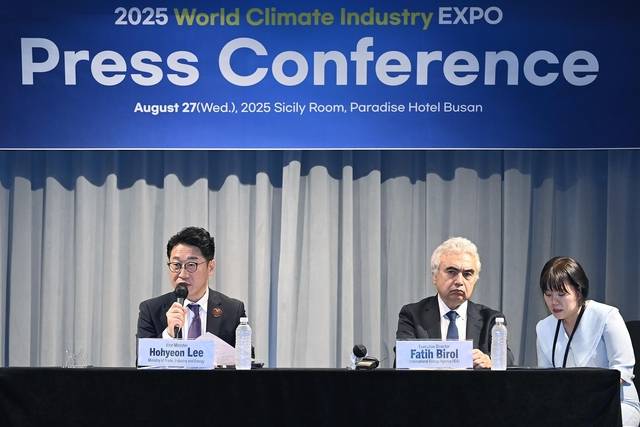 이호현 산업통상자원부 2차관은  27일 부산 해운대구 파라다이스호텔에서 파티 비롤(Fatih Birol) 국제에너지기구(IEA) 사무총장과 기자회견을 개최했다. [산업부 제공]