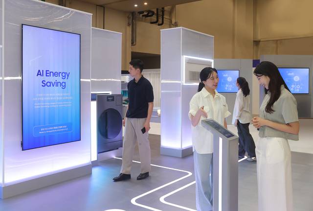 부산 벡스코에서 27일 개막한 ‘기후산업국제박람회’에서 삼성전자는 부스를 꾸리고 ‘에너지 세이빙’ 존에서 가전의 에너지 사용량을 예측하고 에너지 절감 효과를 소개했다. 삼성전자 제공