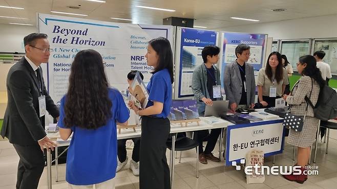 26일(현지시간) 오스트리아 빈 공과대학에서 열린 '2025 한·유럽 과학기술 학술대회(EKC-2025)'에 마련된 한-EU연구협력센터(KERC) 부스에서 유럽 과학자들과 대화를 나누고 있다.