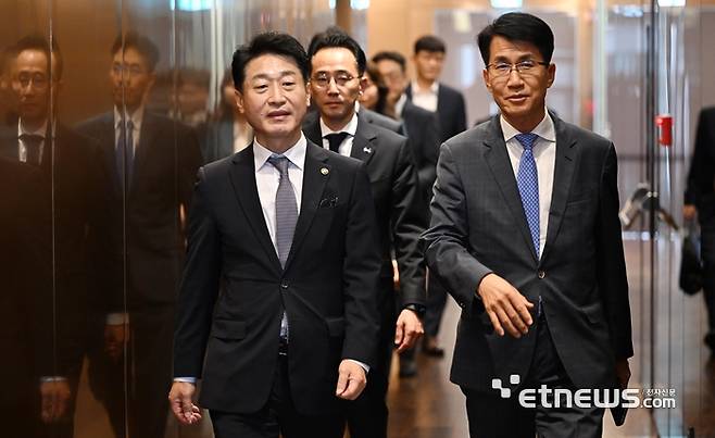 2025 APEC 에너지장관회의, 청정에너지 및 미션이노베이션 장관회의 성공적 개최를 위한 산업통상자원부와 현대차그룹 간의 업무협약식이 22일 경기 고양시 현대모터스튜디오 고양에서 열렸다. 이호현 산업통상자원부 제2차관(왼쪽)과 김동욱 현대차그룹 부사장이 행사장에 들어서고 있다. 이동근기자 foto@etnews.com