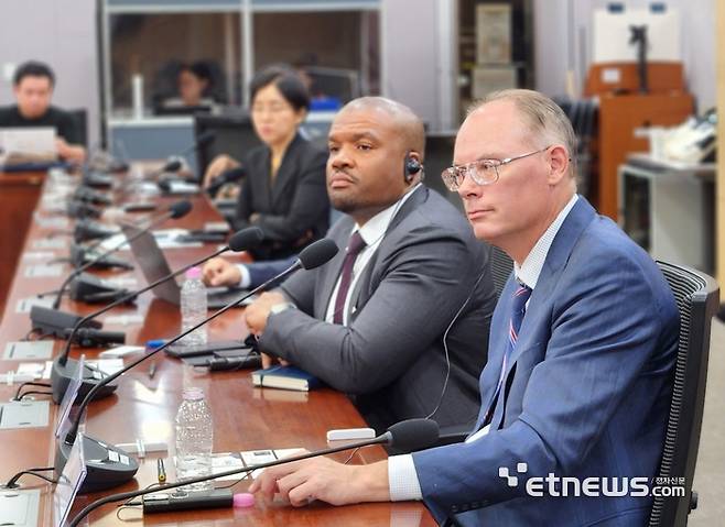 27일 국회의원회관 제2세미나실에서 열린 '국내 앱마켓 공정경쟁 촉진을 위한 정책간담회'에 참석한 팀 스위니 에픽게임즈 대표