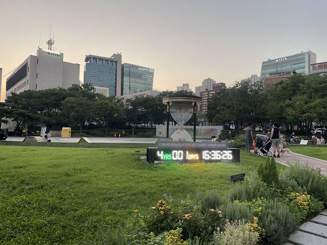 왕십리역 광장에 설치된 대형 기후위기시계. 지구에 남은 시간이 지난달 4년 1일이던 게 한달이 지난 현재 3년 331일 남았다. /사진=서윤경 기자