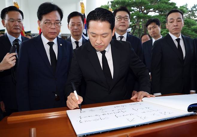 장동혁 국민의힘 신임 대표가 27일 오전 서울 동작구 국립서울현충원을 찾아 참배를 마친 뒤 방명록을 작성하고 있다. 뉴시스
