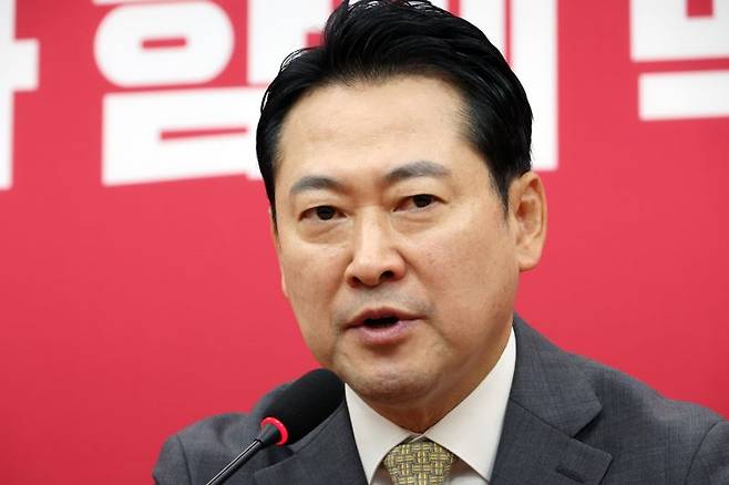 장동혁 국민의힘 신임 당대표가 26일 서울 여의도 국회에서 당선 기자회견을 하고 있다. 장 대표는 이날 오전 국회 도서관 대강당에서 열린 국민의힘 제6차 전당대회에 결선 투표에서 22만302표를 득표하며 막판 경쟁을 벌인 김문수 후보를 2367표 차이로 당대표에 당선 되었다. 사진=박범준 기자