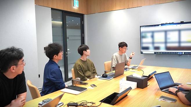 27일 성남시 판교에 위치한 안랩 본사에서 시큐리티인텔리전스센터(ASEC) 연구원들이 다크웹에 게시된 유출 정보를 보여주고 있다. 안랩 제공