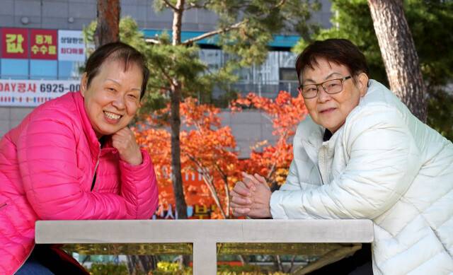 2022년 부산국제영화제에 상영된 다큐멘터리 영화 ‘두 사람’의 주인공 김인선(왼쪽), 이수현 부부. 1년이 지난 2023년 이 작품을 인천여성영화제에 상영하려고 했던 인천여성회 회장은 영화제 예산을 지원하기로 한 인천시에 “탈동성애영화를 상영해야 한다”는 요구를 받고 거절해야 했다. 인권위 다수의 상임위원은 지난해 12월 상임위원회에서 인천시 편을 들었다. 이정용 선임기자 lee312@hani.co.kr