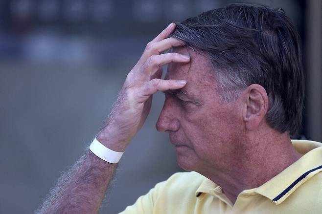 지난 16일 가택 연금 중인 자이르 보우소나루 브라질 전 대통령이 알레샨드리 지모라이스 연방대법관의 허가를 받아 의료 검진을 마치고 브라질 브라질리아에 있는 한 병원에서 나오는 모습. 로이터연합뉴스