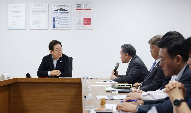 이재명 대통령이 지난달 25일 경기 시흥시 에스피씨삼립 시화공장에서 열린 ‘산업재해 근절 현장 노사간담회’에서 허영인 에스피씨그룹 회장의 발언을 듣고 있다. 공동취재사진