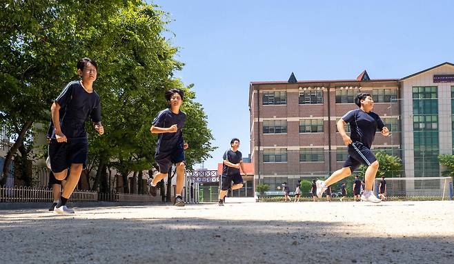 2025년 7월10일 서울 중랑구 용마중학교에서 학생들이 운동장으로 뛰어오고 있다. 김진수 선임기자