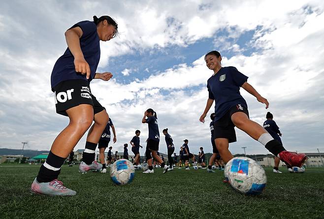 2025년 8월7일 오전 사쿠요 학원 고등학교 여자 축구부 학생들이 훈련을 하고 있다. 오카야마=이종근 선임기자