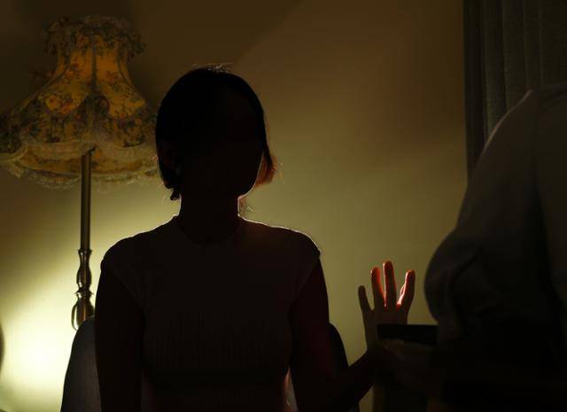 대전 서구에서 25일 '여중생 집단 성학대 사건' 피해자 정연수(가명)씨가 한국일보 인터뷰에 응하고 있다. 그동안 언론 취재 요청을 거절해온 연수씨는 "한국일보 기획보도를 보고 생각이 바뀌었다. 겪어본 사람 입장에서 제가 할 수 있는 얘기를 보태야 될 것 같다는 생각이 들었다"고 말했다. 대전=최주연 기자