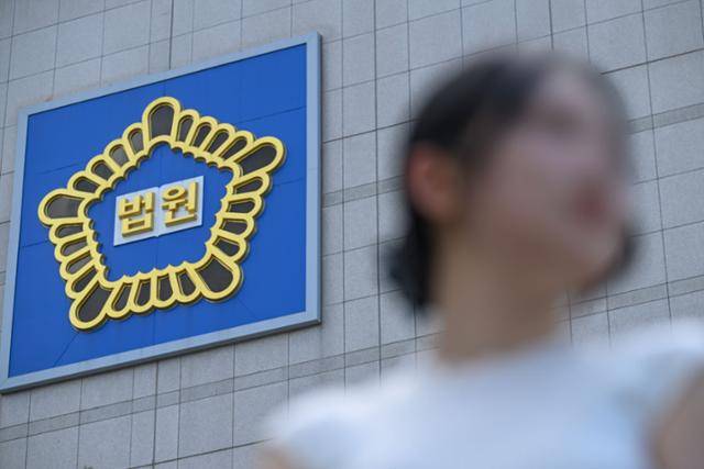 대전지법에서 25일 열린 첫 공판기일에 참석한 '여중생 집단 성학대 사건' 피해자 정연수(가명)씨가 한국일보 인터뷰에 응하고 있다. 대전=최주연 기자