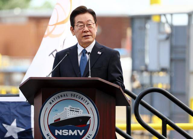 이재명 대통령이 26일 필라델피아 한화 필리조선소에서 열린 미국 해양청 발주 국가안보 다목적선 '스테이트 오브 메인'호의 명명식에서 축사를 하고 있다. 필라델피아=뉴시스