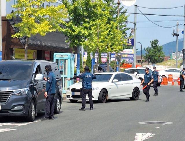 경남경찰청 기동순찰대가 지난 22일 창원시 마산합포구 해운동 한 도로에서 관계성 범죄 예방 순찰 및 기초질서 단속을 벌이고 있다. 경남경찰청 제공