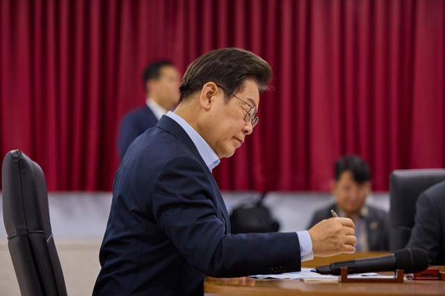 이재명 대통령이 5월 25일 경기 시흥시 SPC삼립 시화공장에서 열린 '중대산업재해 발생 사업장 현장 간담회'에서 메모하고 있다. 뉴스1