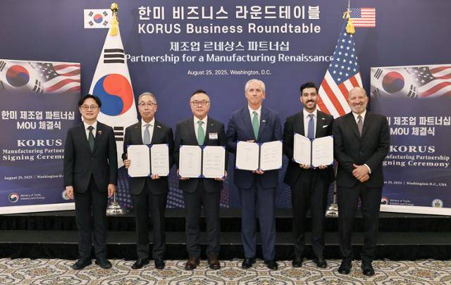 25일(현지시간) 미국 워싱턴 DC에서 미 SMR 프로젝트 협력을 위한 한미 간 업무협약(MOU)이 체결된 뒤 관계자들이 기념 촬영을 하고 있다. 왼쪽부터 김정관 산업통상자원부 장관, 박지원 두산에너빌리티 회장, 황주호 한국수력원자력 사장, 제프리 클레이 셀 엑스에너지 최고경영자(CEO), 레이 포코우리 아마존 에너지정책 관리자, 하워드 러트닉 미국 상무부 장관. 연합뉴스