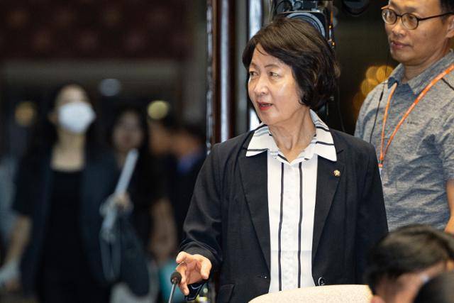 추미애(왼쪽) 국회 법제사법위원장이 27일 서울 여의도 국회의사당에서 열린 더불어민주당 의원총회에 참석하고 있다. 뉴스1