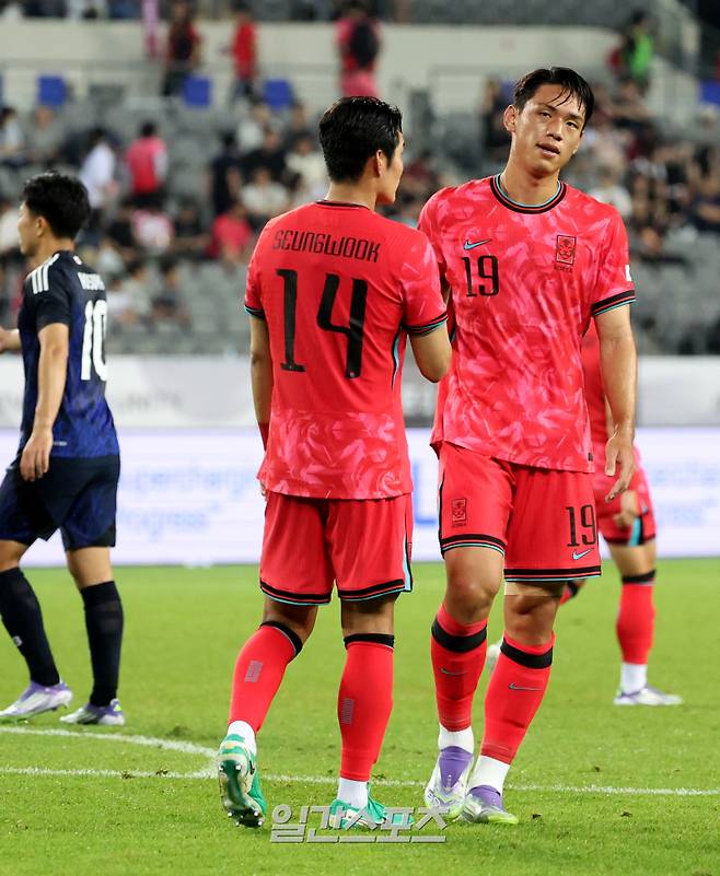 2025 동아시아축구연맹(EAFF) E-1 챔피언십(동아시안컵) 대한민국과 일본의 경기가 15일 오후 경기도 용인 미르스타디움에서 열렸다. 후반 경기 종료 휘슬이 울리자 오세훈 등 대표팀 선수들이 아쉬워하고 있다. 용인=김민규 기자 mgkim1@edaily.co.kr /2025.07.15/