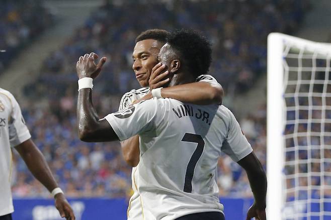 <yonhap photo-2376=""> epa12320607 Real Madrid's Kylian Mbappe (L) and Vinicius Junior (R) celebrate a goal during a Spanish LaLiga EA Sports match between Real Oviedo and Real Madrid at Carlos Tartiere stadium in Oviedo, Asturias, Spain, 24 August 2025. EPA/J.L. Cereijido/2025-08-25 07:16:26/ <저작권자 ⓒ 1980-2025 ㈜연합뉴스. 무단 전재 재배포 금지, AI 학습 및 활용 금지></yonhap>