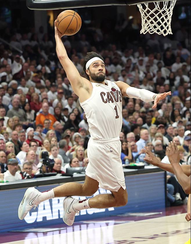 <yonhap photo-3924="">왼발 수술로 올 시즌 초반 결장이 유력한 클리블랜드 맥스 스트러스. [UPI=연합뉴스]</yonhap>