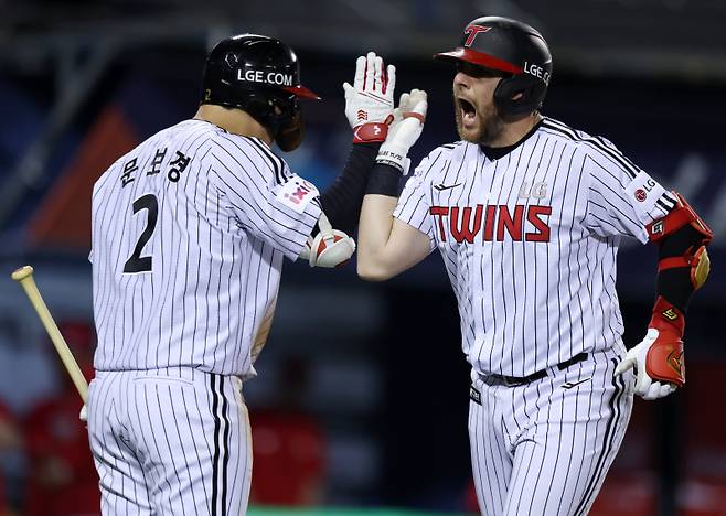 <yonhap photo-7222="">(서울=연합뉴스) 김도훈 기자 = 11일 서울 잠실야구장에서 열린 프로야구 2025 신한 SOL 뱅크 KBO리그 SSG 랜더스와 LG 트윈스의 경기. 7회말 1사 1루 LG 오스틴이 투런 홈런을 쳐내고 홈을 밟은 뒤 문보경과 하이파이브하고 있다. 2025.6.11 superdoo82@yna.co.kr/2025-06-11 21:01:59/ <저작권자 ⓒ 1980-2025 ㈜연합뉴스. 무단 전재 재배포 금지, AI 학습 및 활용 금지></yonhap>